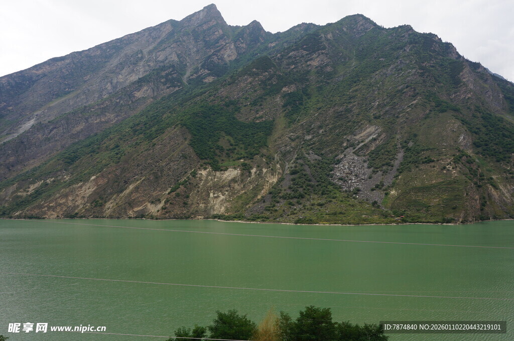 青山绿水间的秀丽湖景