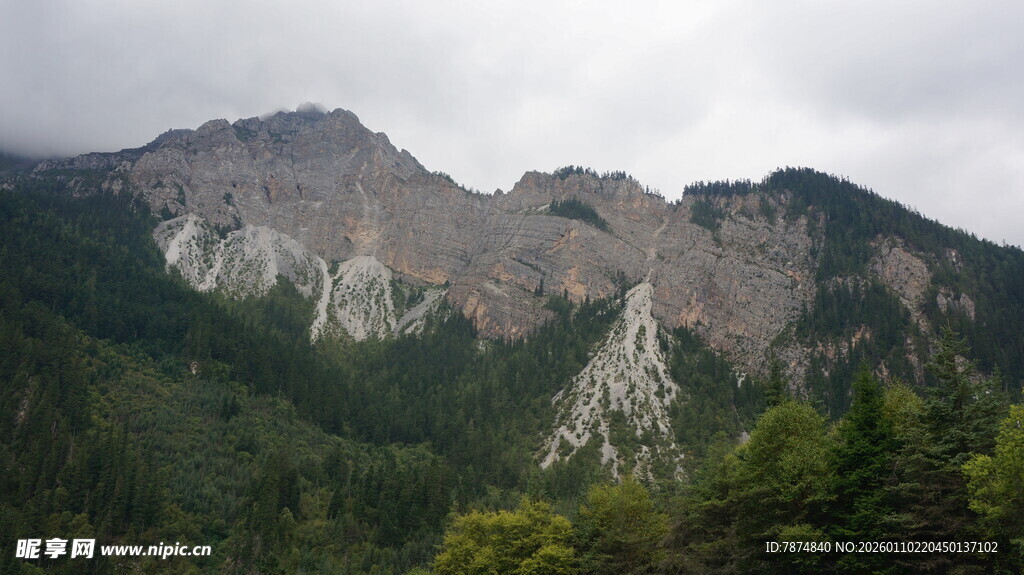 壮丽山景 绿意环绕的山峦