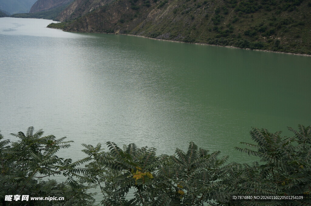 青山绿水间的宁静湖泊