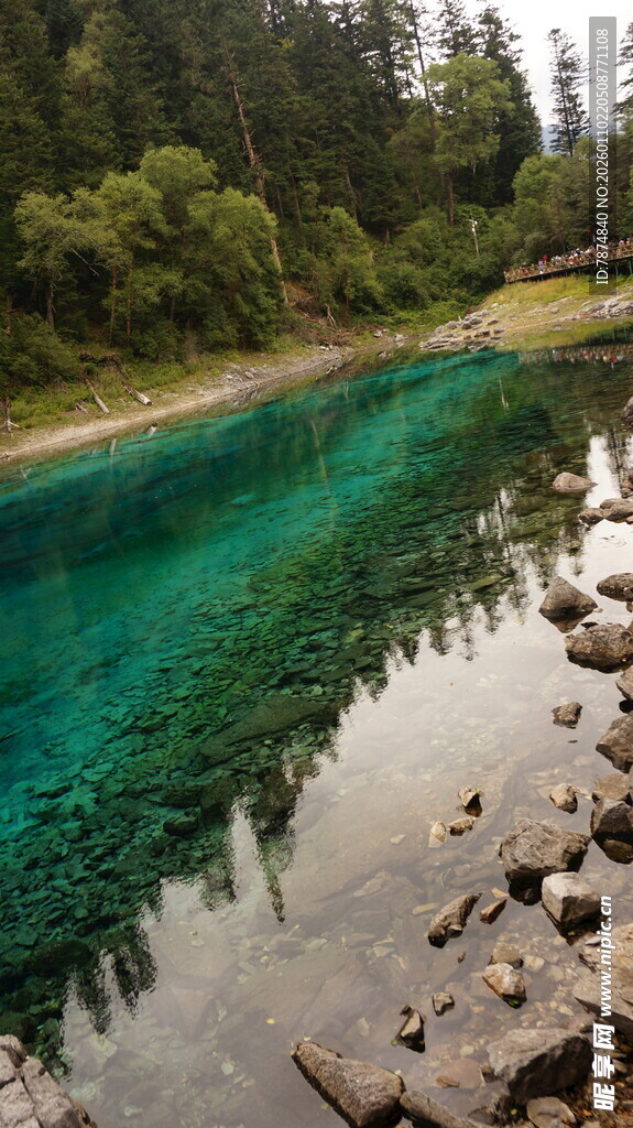 清澈碧绿的山间幽美湖泊