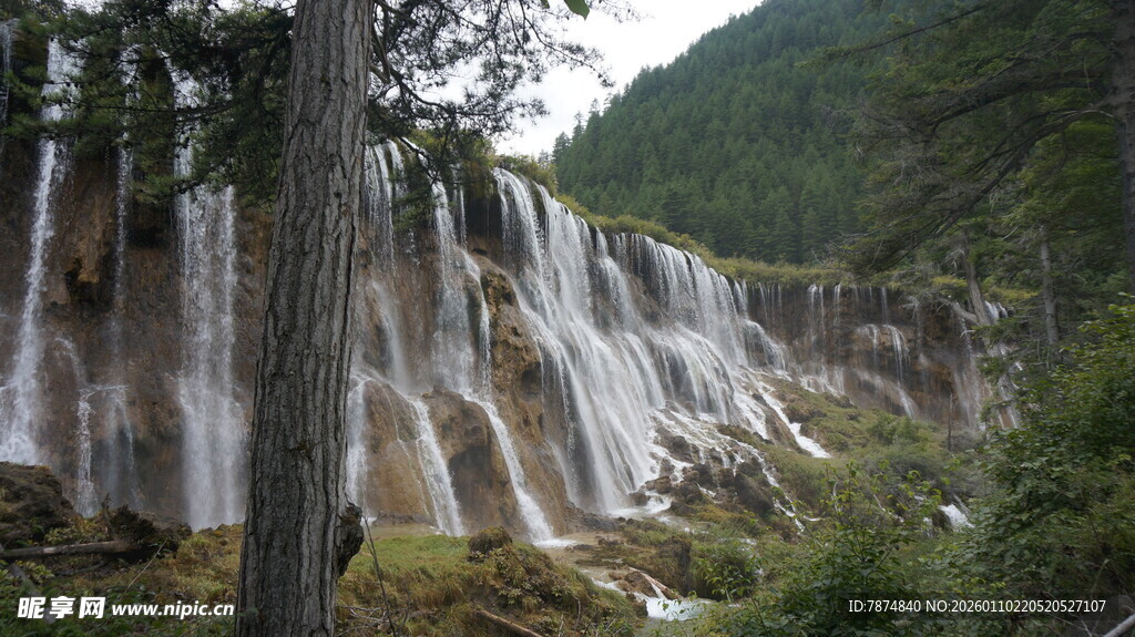 山间壮丽瀑布景观