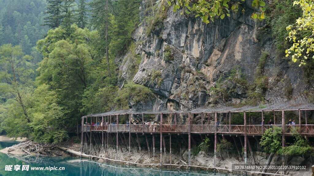 山间临水木质栈道美景