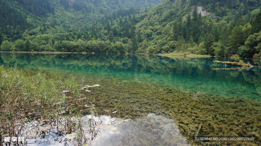 山间碧湖 自然清新美景