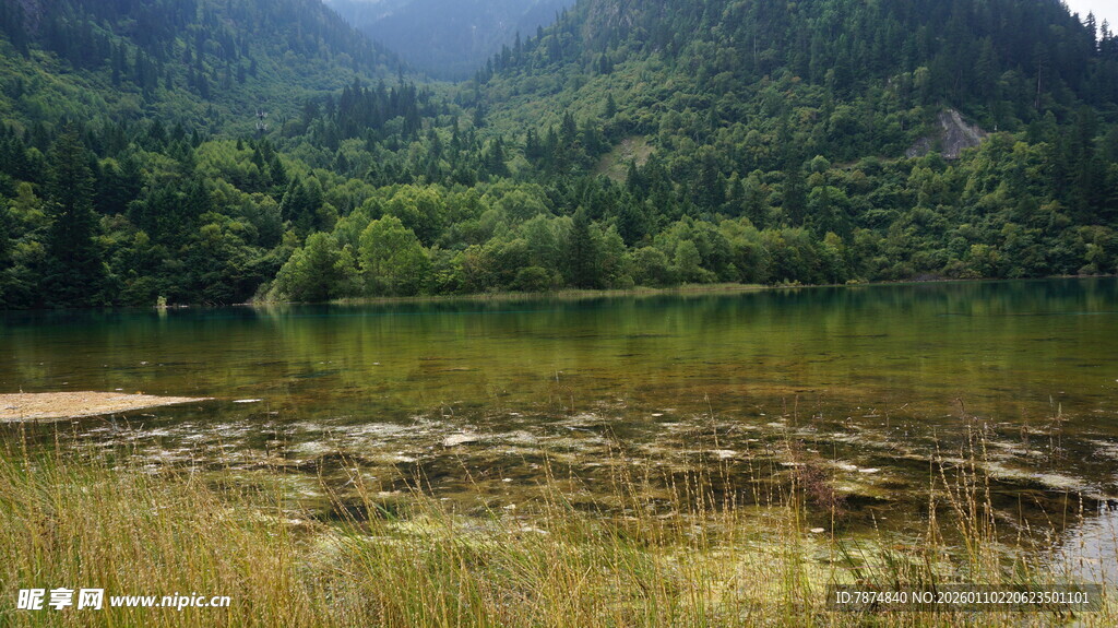 山间清澈湖水自然美景
