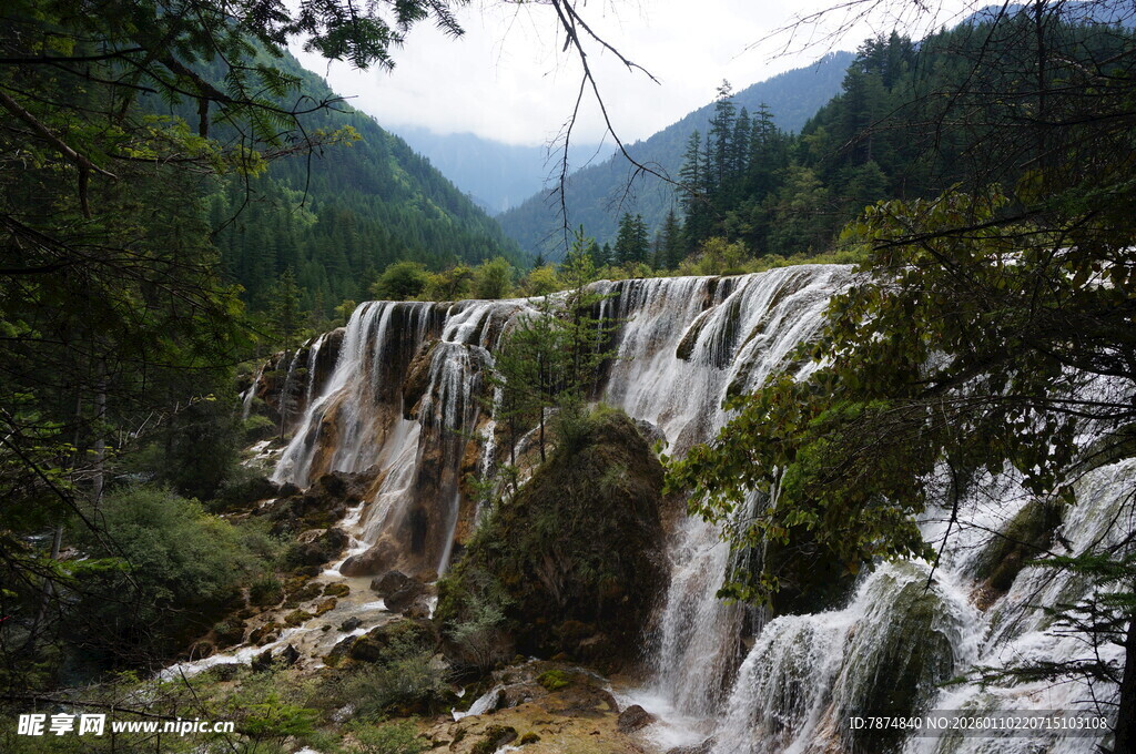 山间瀑布 自然美景如画
