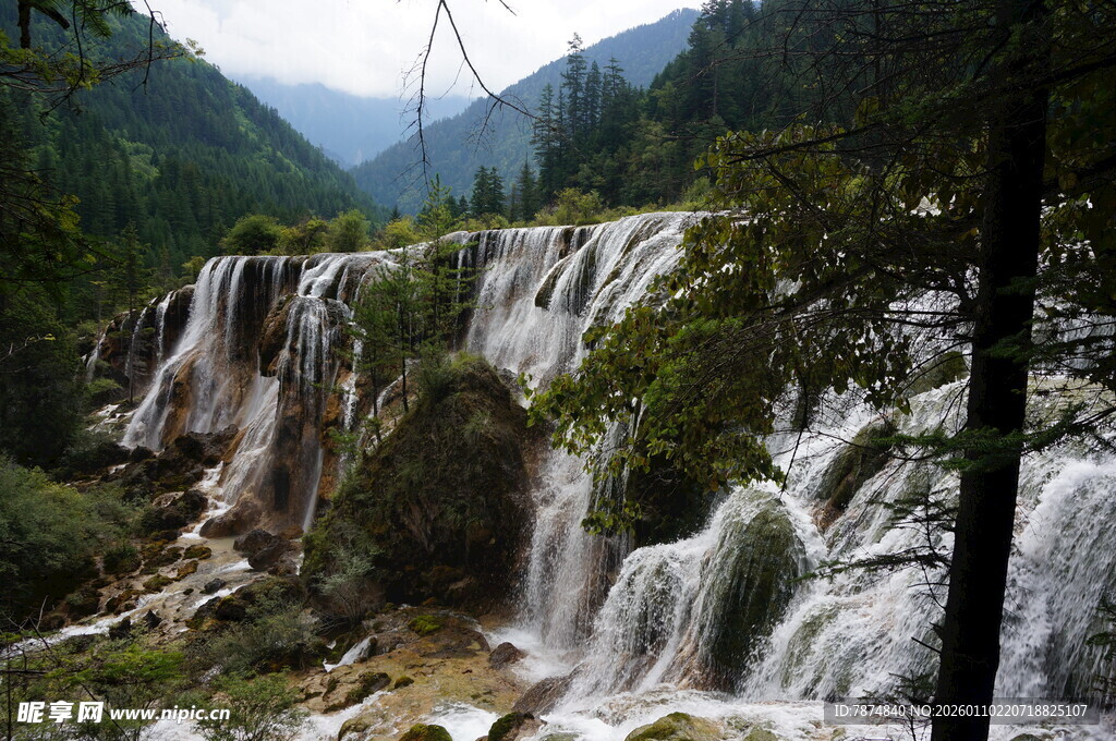 山间壮丽瀑布景观