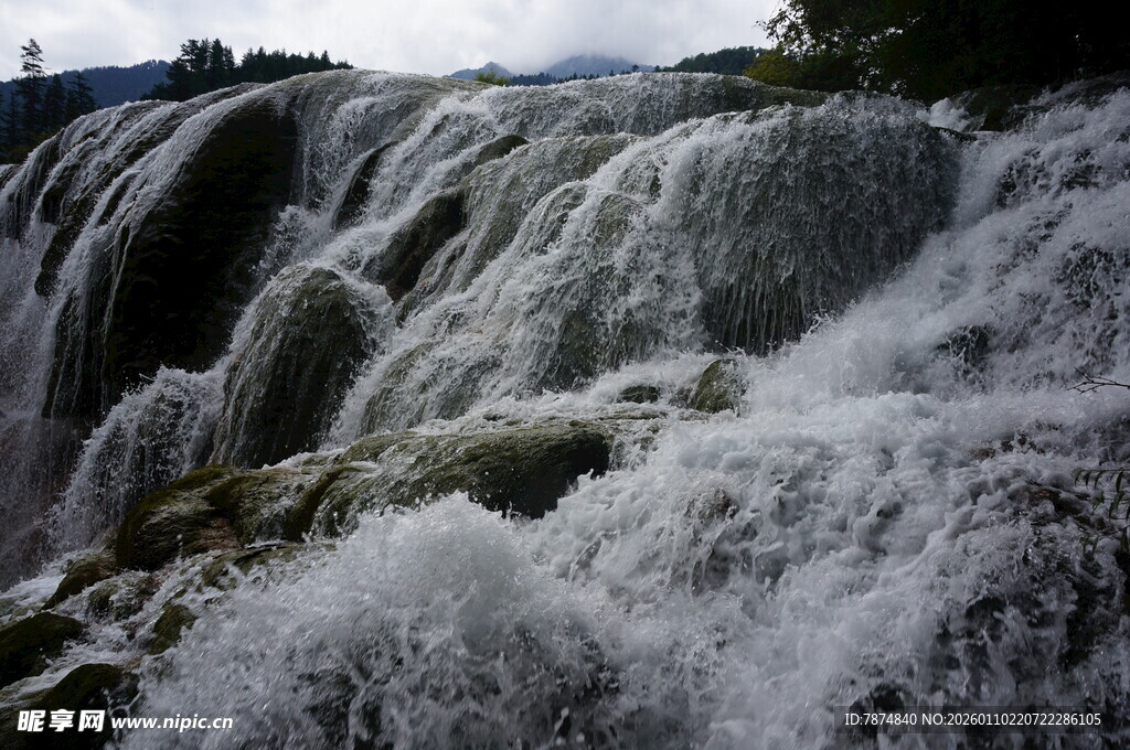 壮观瀑布水流奔腾而下