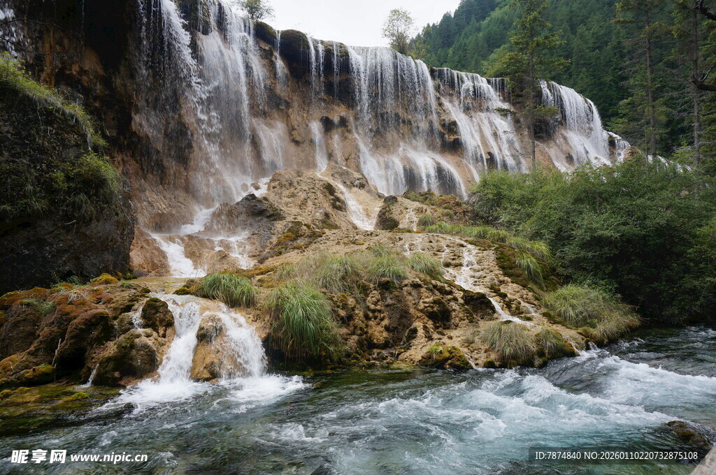山间秀丽瀑布景观