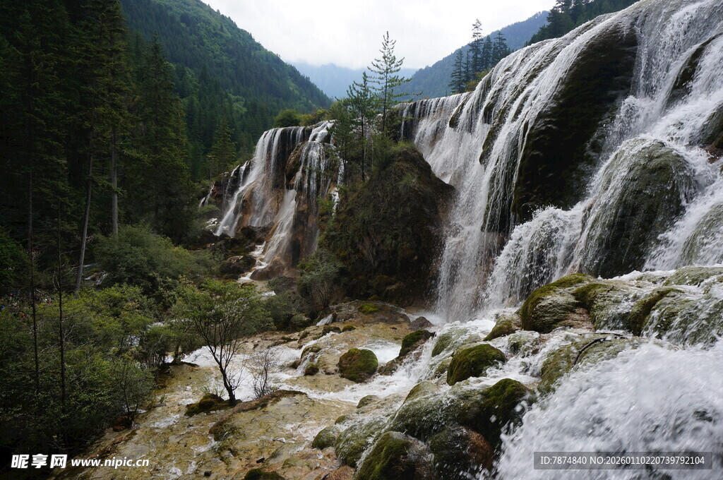 山间壮丽瀑布景观