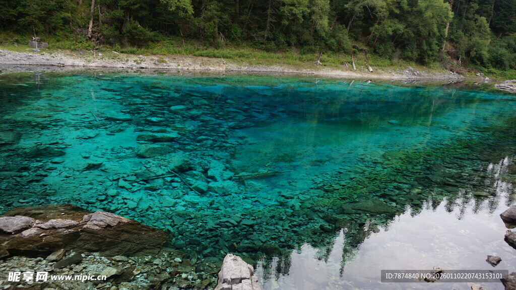 清澈蓝绿色湖水美景