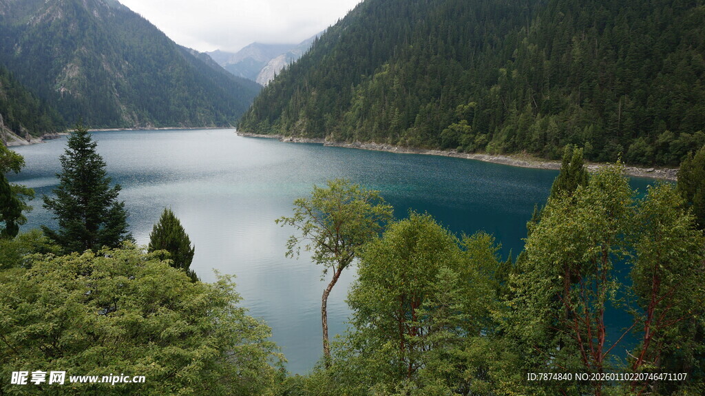 秀丽山水间的静谧湖泊