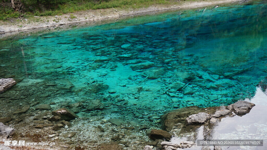 清澈碧蓝的海边迷人景致