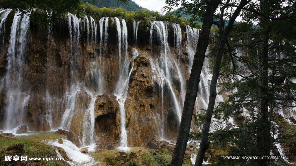 壮观山间瀑布景观