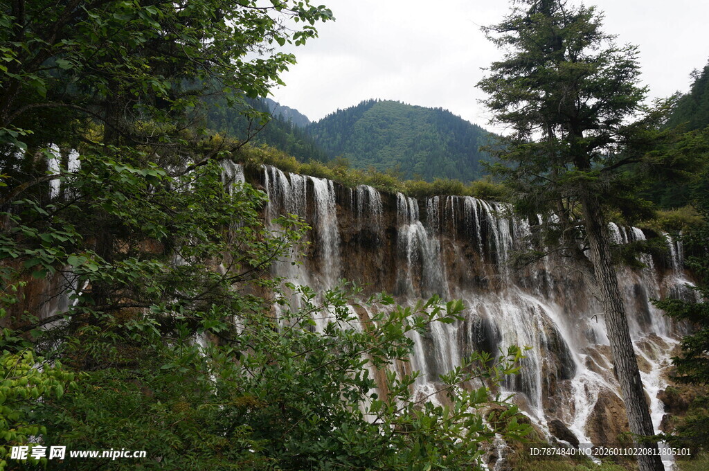 山林间的壮美瀑布景观