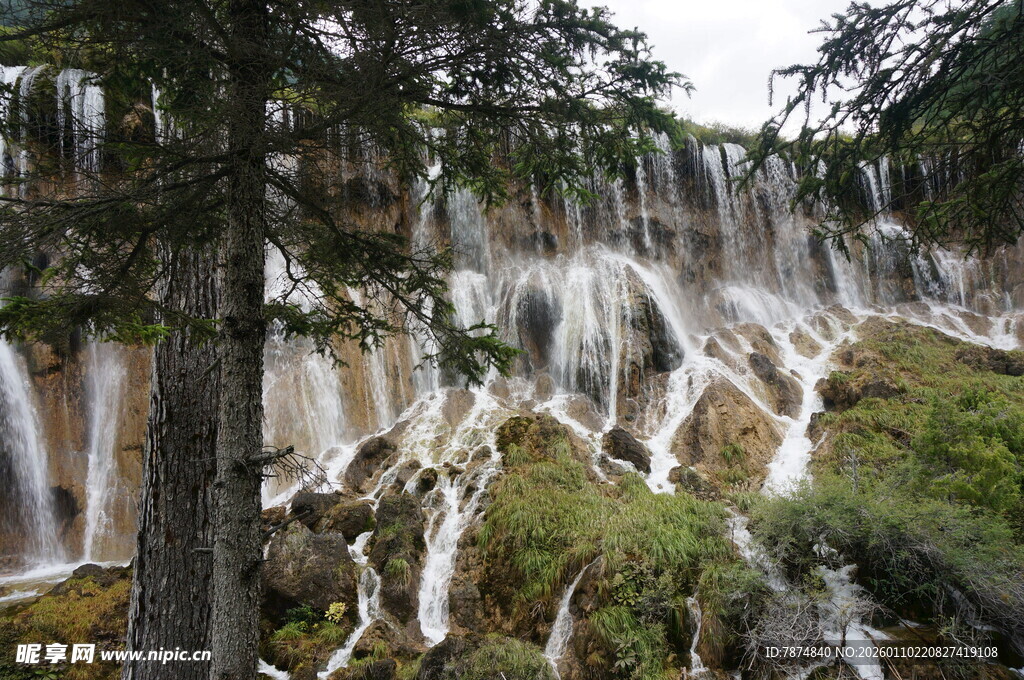 山间瀑布景观 绿意盎然