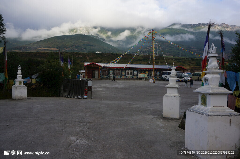 藏区寺院前的开阔广场