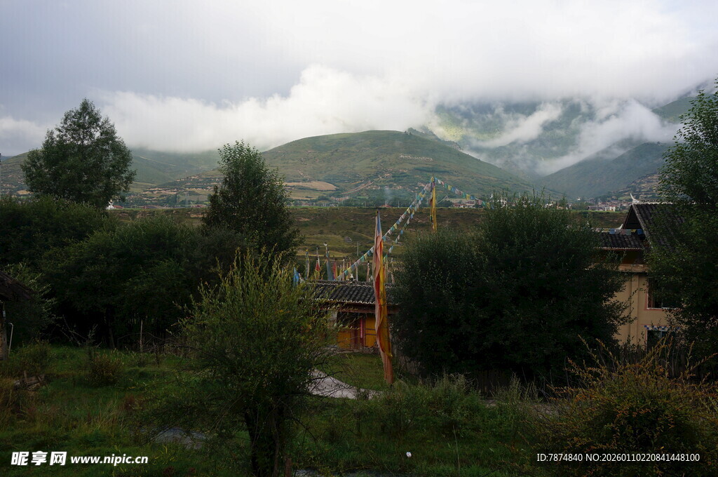 山间云雾缭绕的村落风光