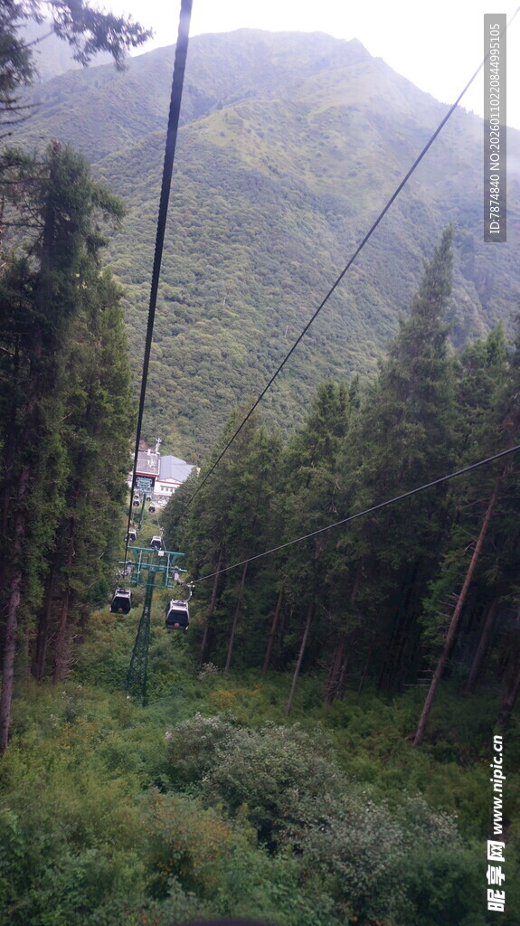 山林间的缆车索道景观