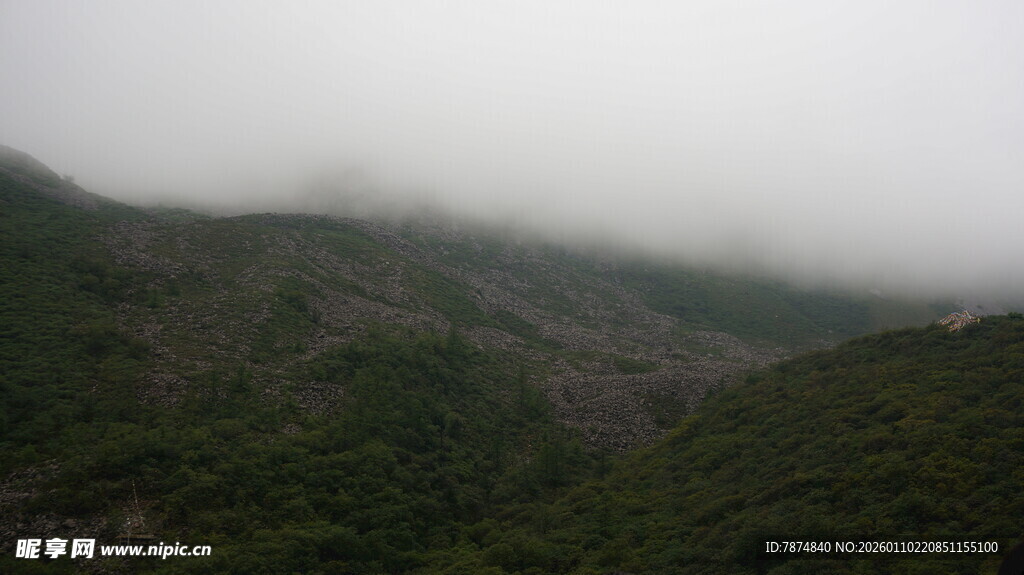 云雾缭绕的山峦景色