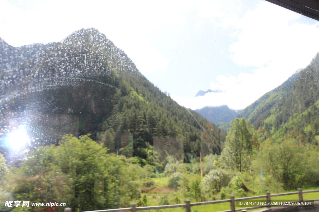 山间绿意盎然的秀丽景致