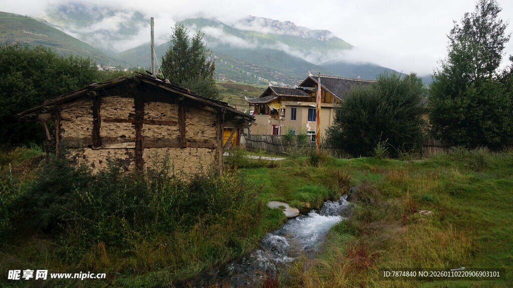 山间溪边古朴小屋