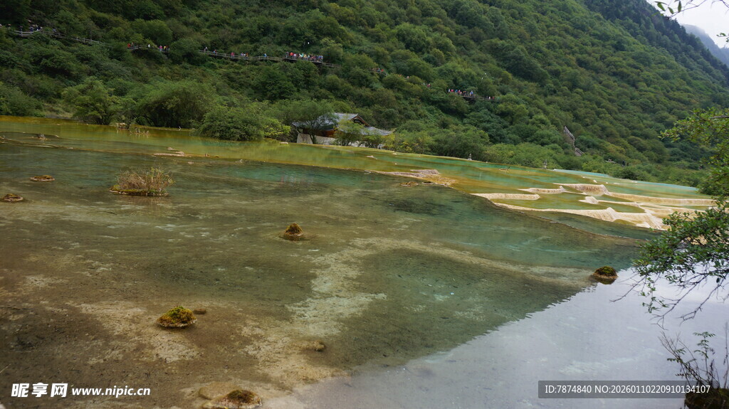 山间清澈的碧绿湖水