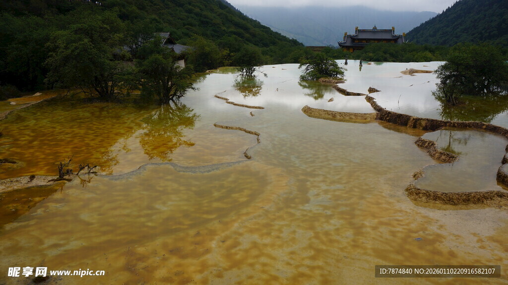 五彩斑斓的山间溪流景观