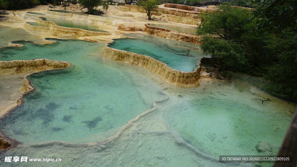 梦幻五彩斑斓的天然泉池