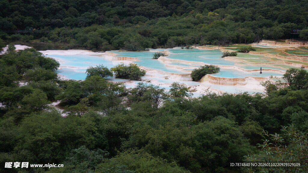 山林环绕的多彩水域景观