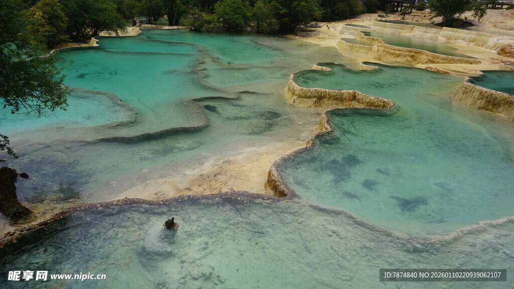 梦幻五彩的天然钙化池