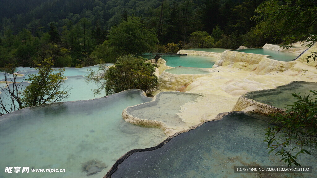 梦幻五彩钙化池景观