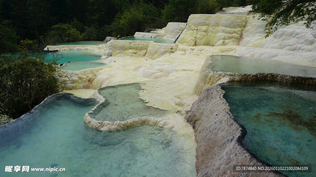 梦幻五彩钙化池景观