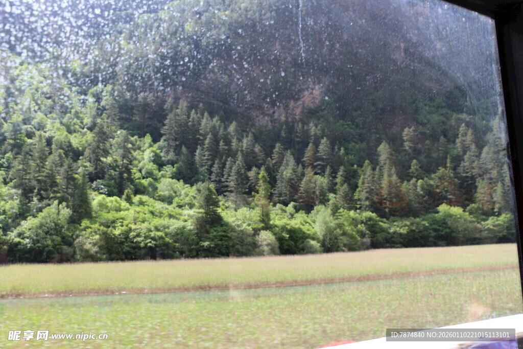 窗外青山绿野风景如画