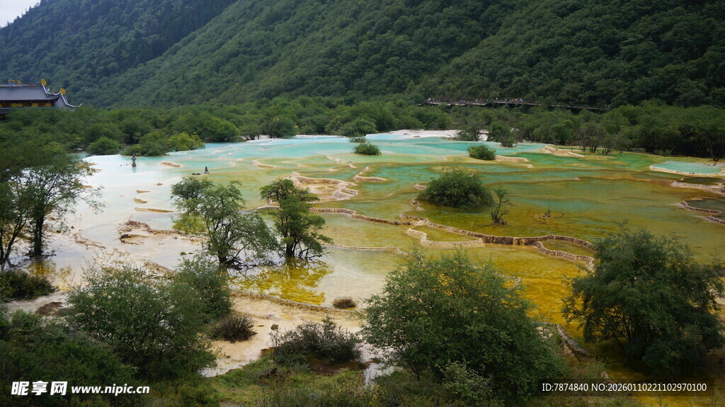 五彩斑斓的山间美景