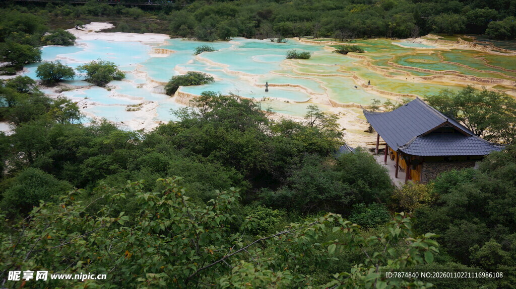 五彩斑斓的山间温泉景观