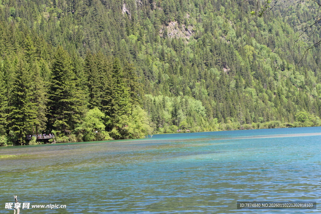 青山绿水间的幽蓝湖泊