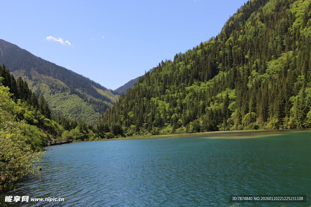 青山环绕的碧绿湖泊