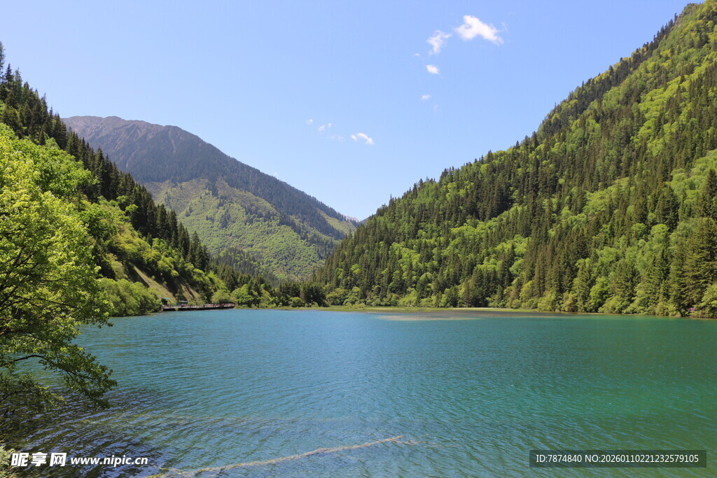 青山环抱的澄澈湖泊