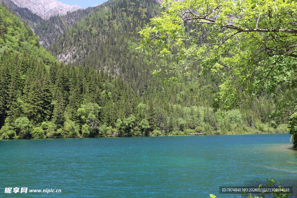 青山环抱的幽蓝湖泊