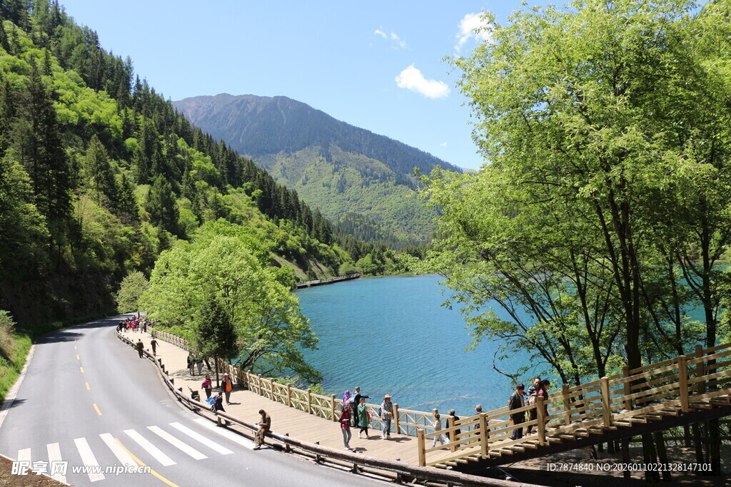 山间湖畔美景 游人漫步