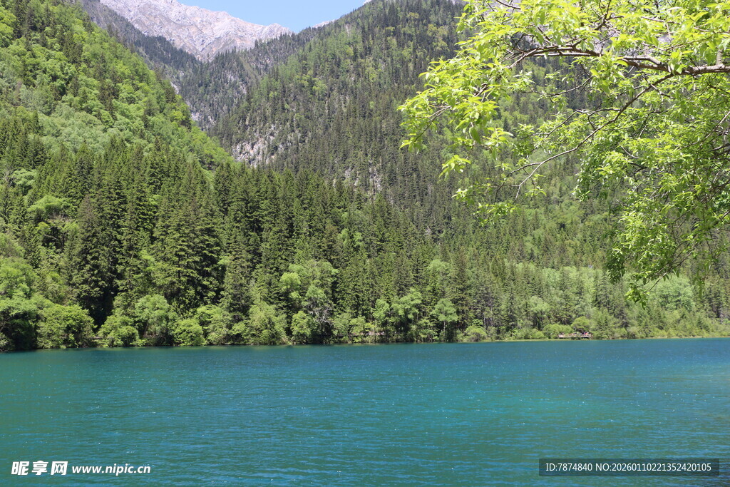 青山环抱的幽蓝湖泊