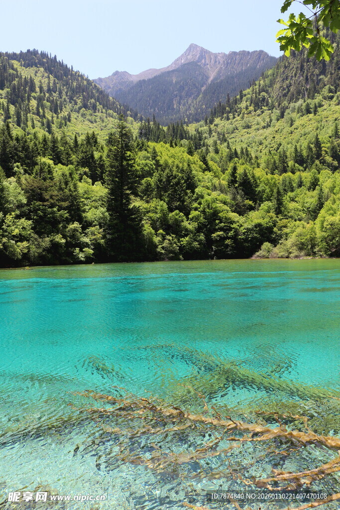 梦幻蓝湖 山林环绕美景