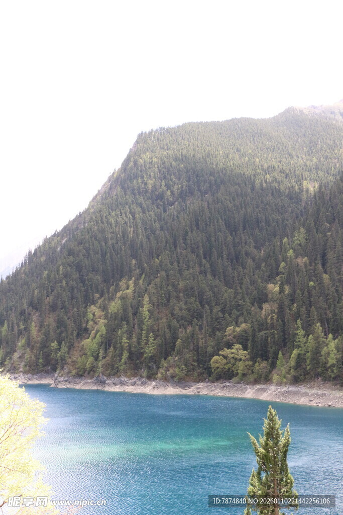 青山环抱的幽蓝湖泊