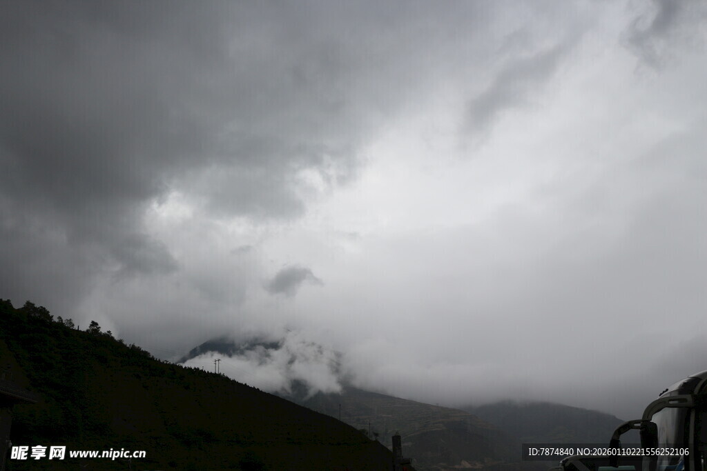 乌云笼罩下的山间景致