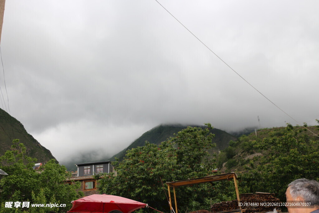 山间云雾缭绕的景致