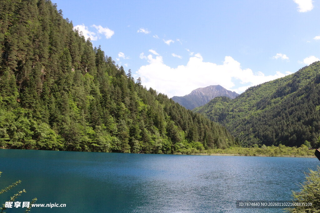 美丽山间蓝湖风景