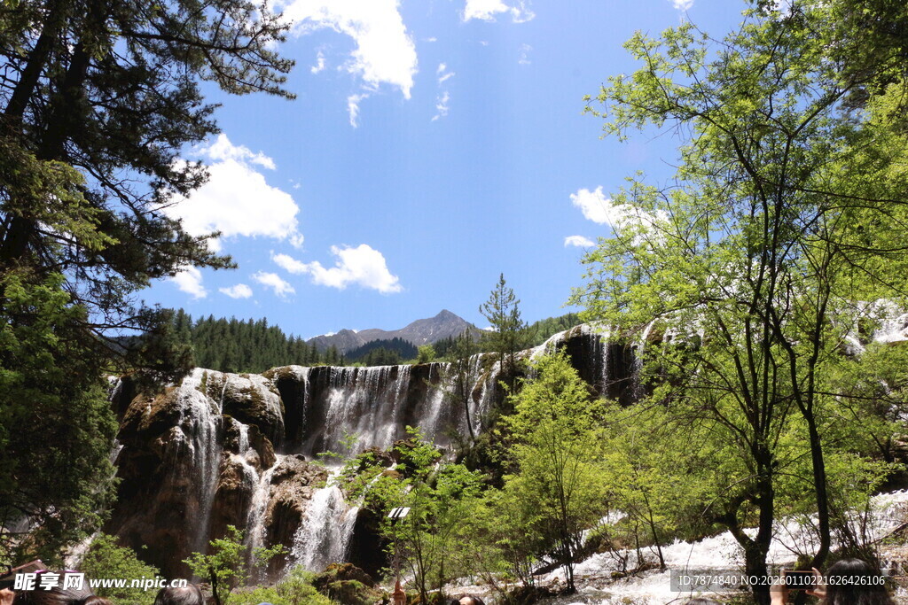 山林间的壮美瀑布景观