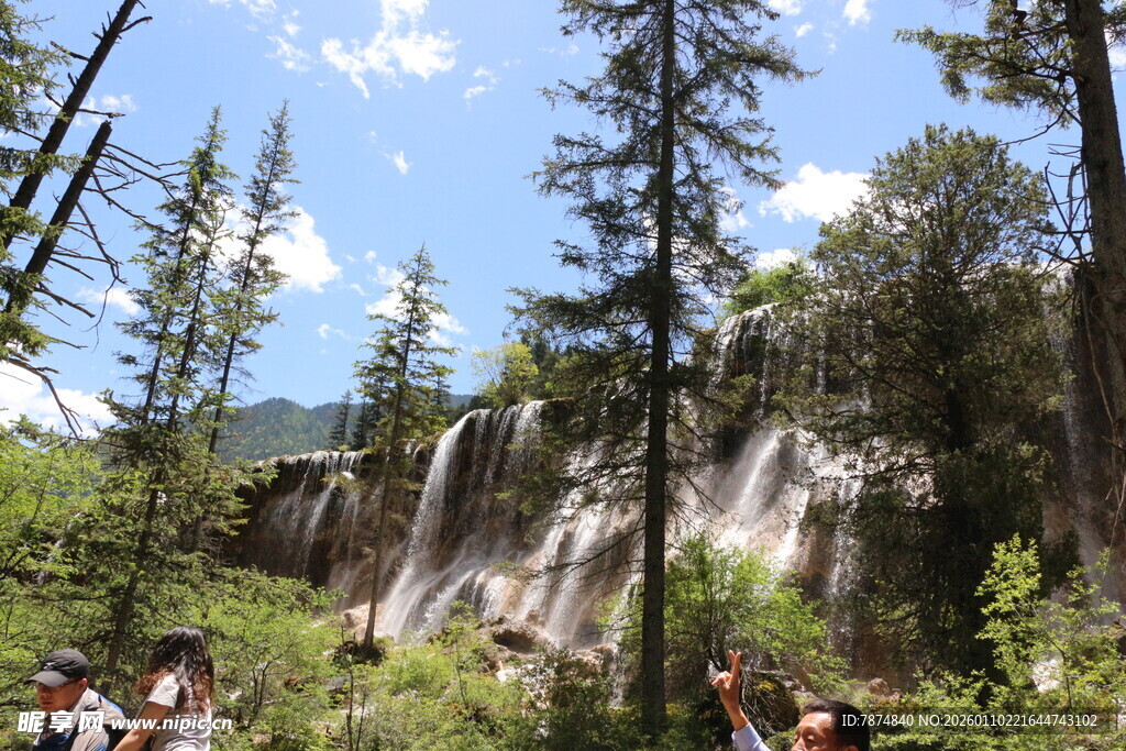 山林间的瀑布景观