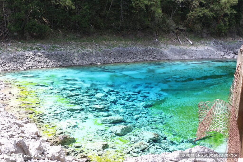 清澈蓝绿相间的山间水潭