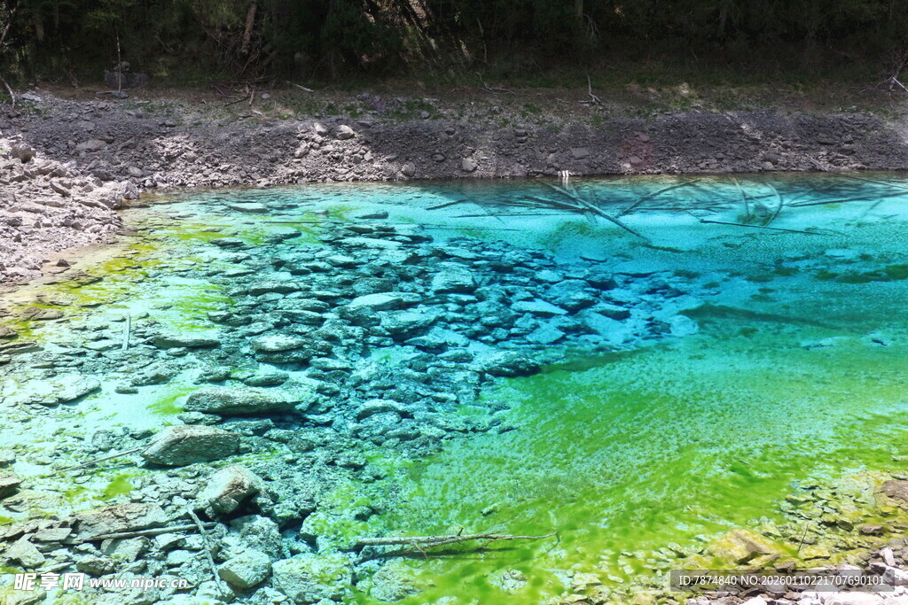 梦幻蓝绿相间的清澈水域